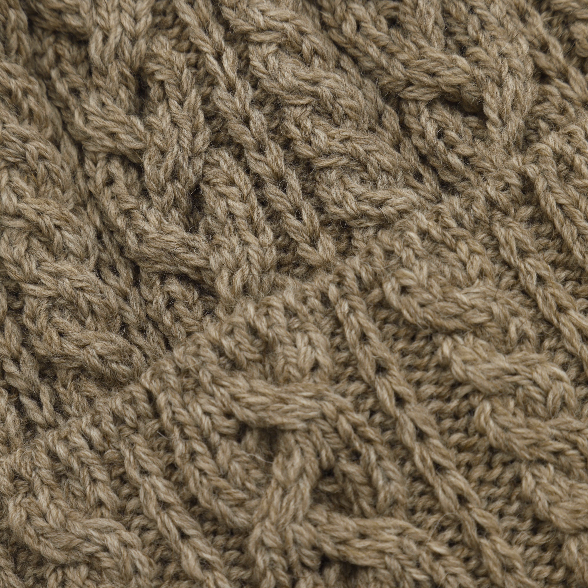 Merino 016 Cable Hat - Trigo
